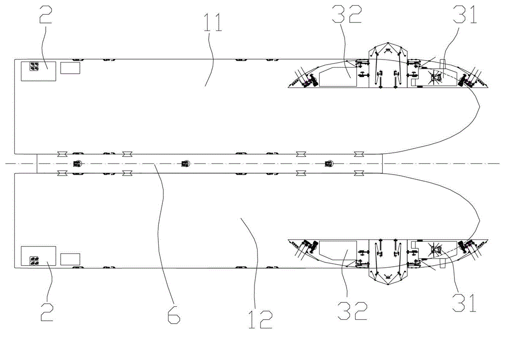 Combinable semi-submersible boat and combined semi-submersible boat