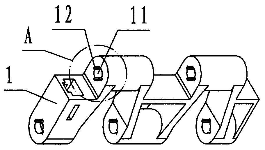 Plastic module chain assembly provided with dirt discharge groove