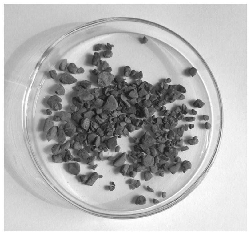 Microemulsion and its preparation method and application and treatment method of oily drilling cuttings