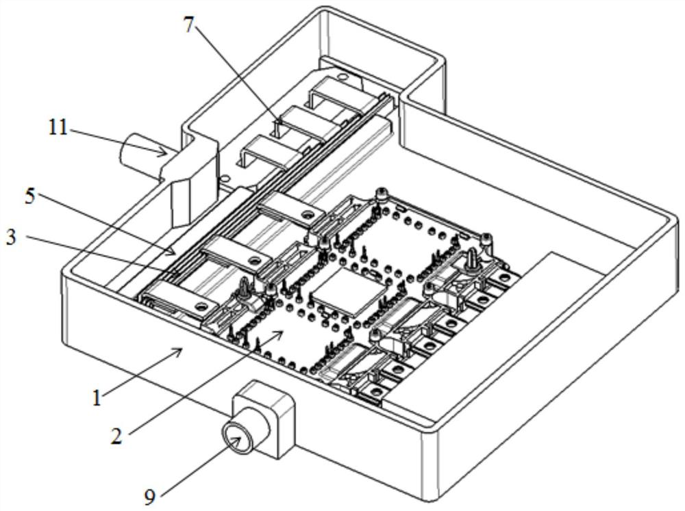 Motor controller with laminated busbar heat dissipation structure