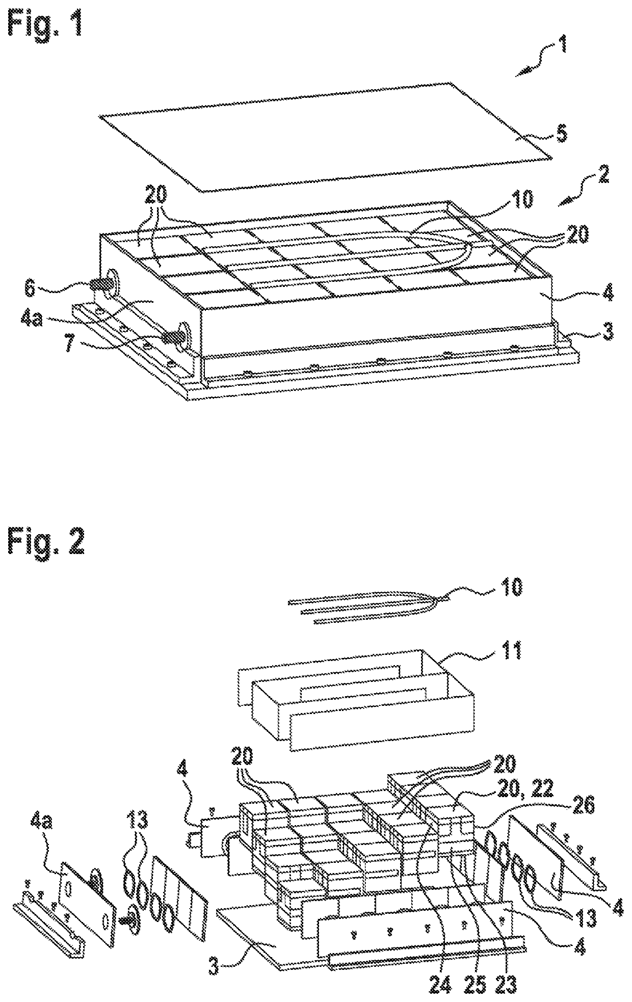 Battery terminal comprising an integrated spring or a flexible pad