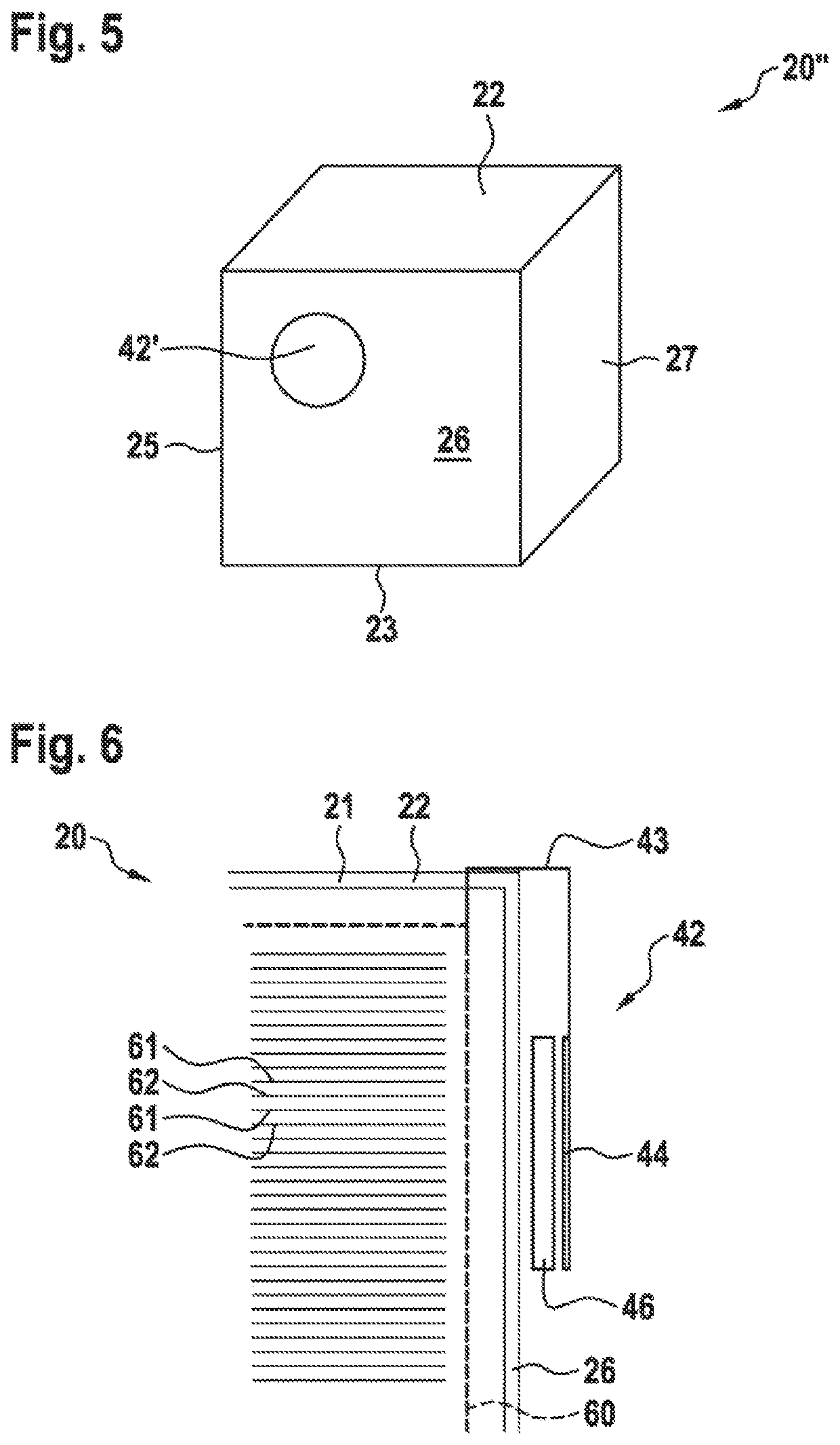 Battery terminal comprising an integrated spring or a flexible pad