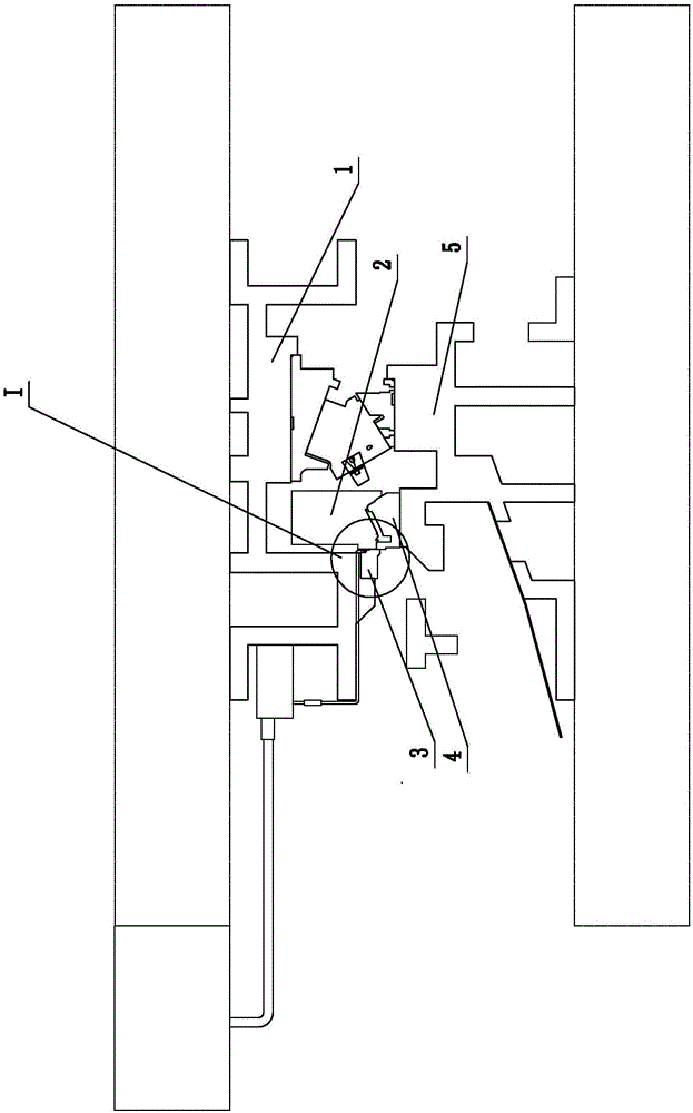 Die structure with inclined surface lubrication for reducing edge wear of trimming edge of hot-formed steel plate