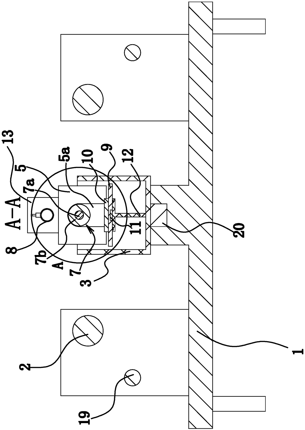 Yarn impurity removal device in the warp guide device of warp knitting machine