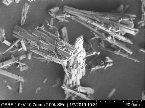 Method for preparing low magnesium calcium sulfate dihydrate byproduct from sulfuric acid rare earth solution