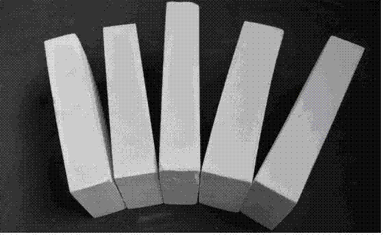 Preparation method of corundum/mullite light-weight heat insulating material