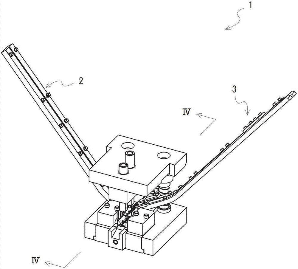 Assembling device for button fixing members