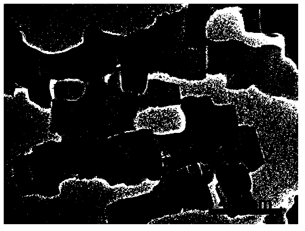 Method for assembling metal nanometer clusters of lamellar structure or structure similar to bipyramidal in high boiling point solvents