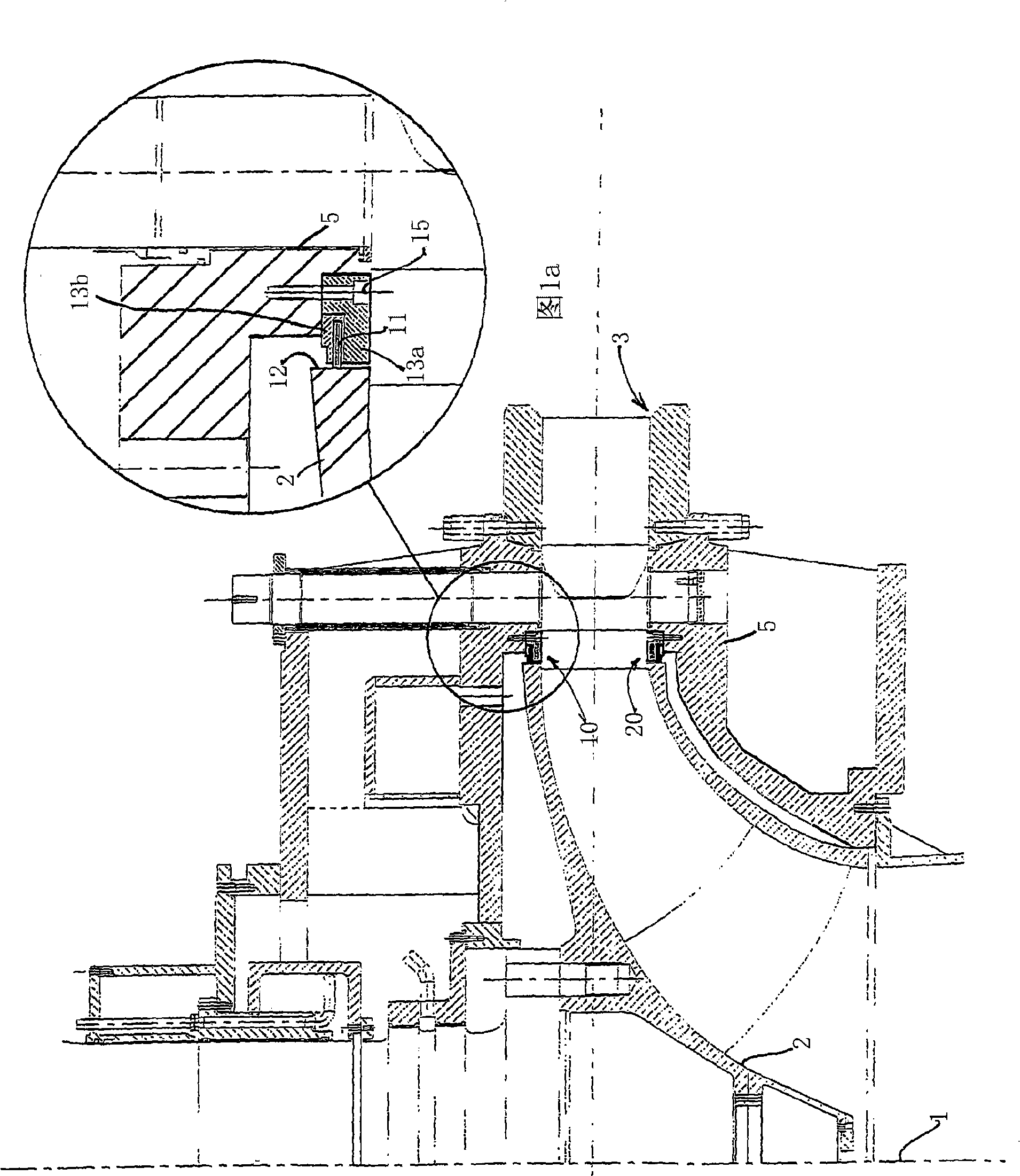 Sealing means between rotor and housing in a water turbine