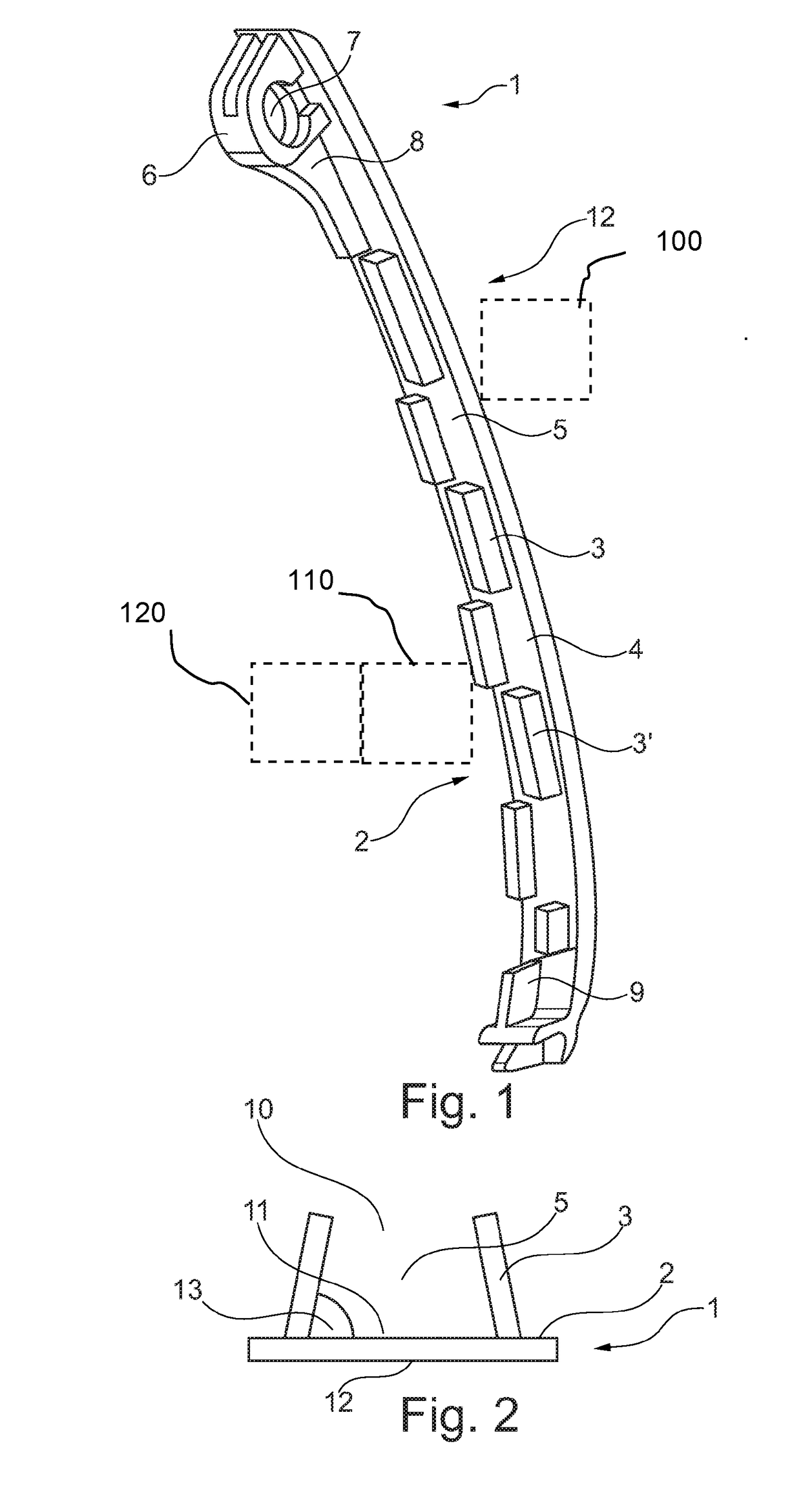 Supporting body comprising a receiving groove for a reinforcement panel