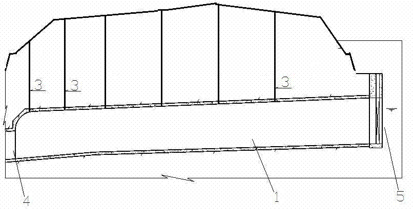 Tailrace tunnel with variable crest elevation