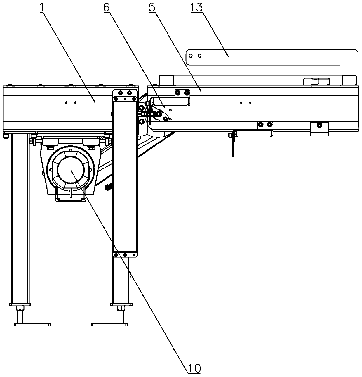 Conveying device penetrating through fireproof roller shutter door and having torsion limiting function