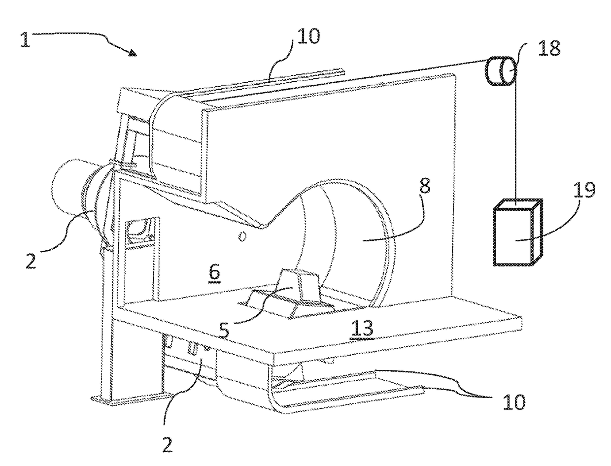 Hadron therapy installation with moving floor