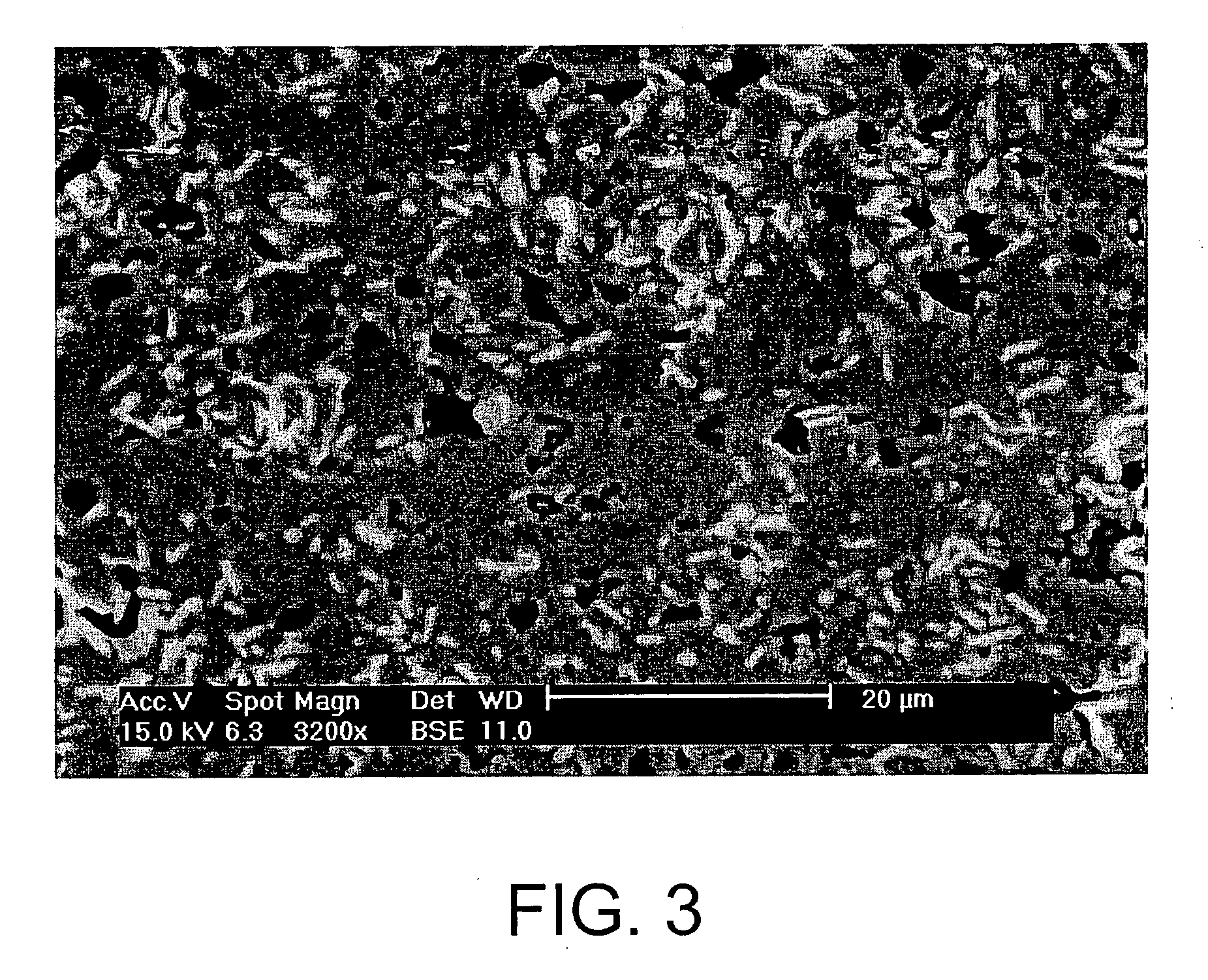 Use of sintered mixed carbonated for the confinement of radioactive carbon