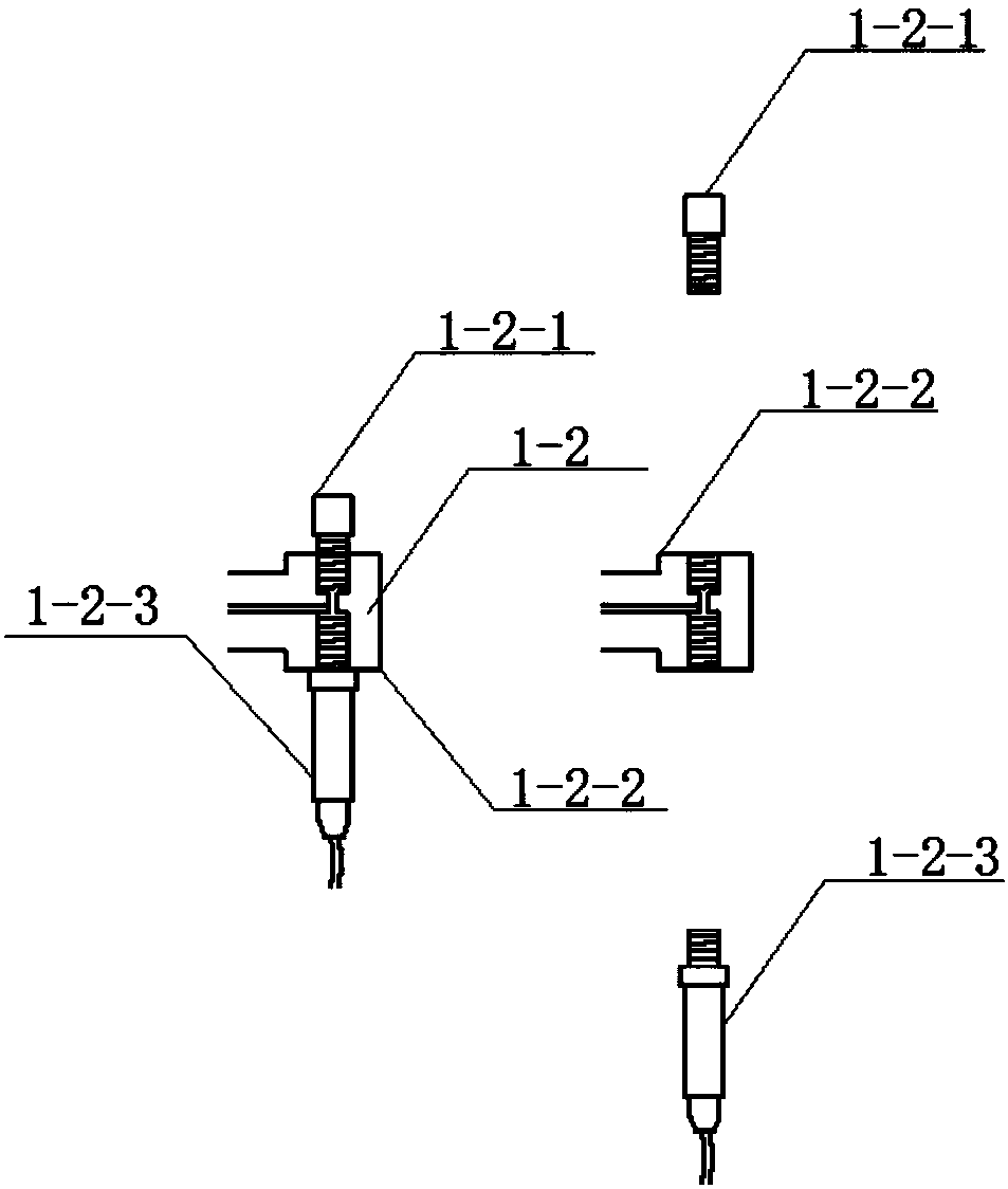 Testing apparatus capable of simulating soil under effect of dynamic confined water and method thereof