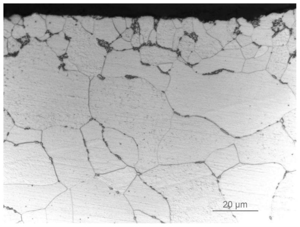 Method for controlling occurrence rate of strip-shaped chromatic aberration on surface of pickled low-carbon aluminum killed steel