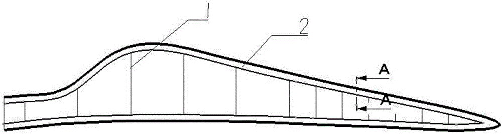 Wind turbine blade and icing preventing and removing method