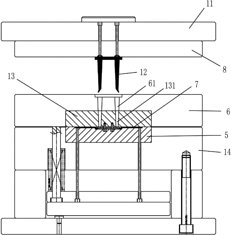 Mold for automatically cutting water port in mold of common injection molding machine through cold pulling