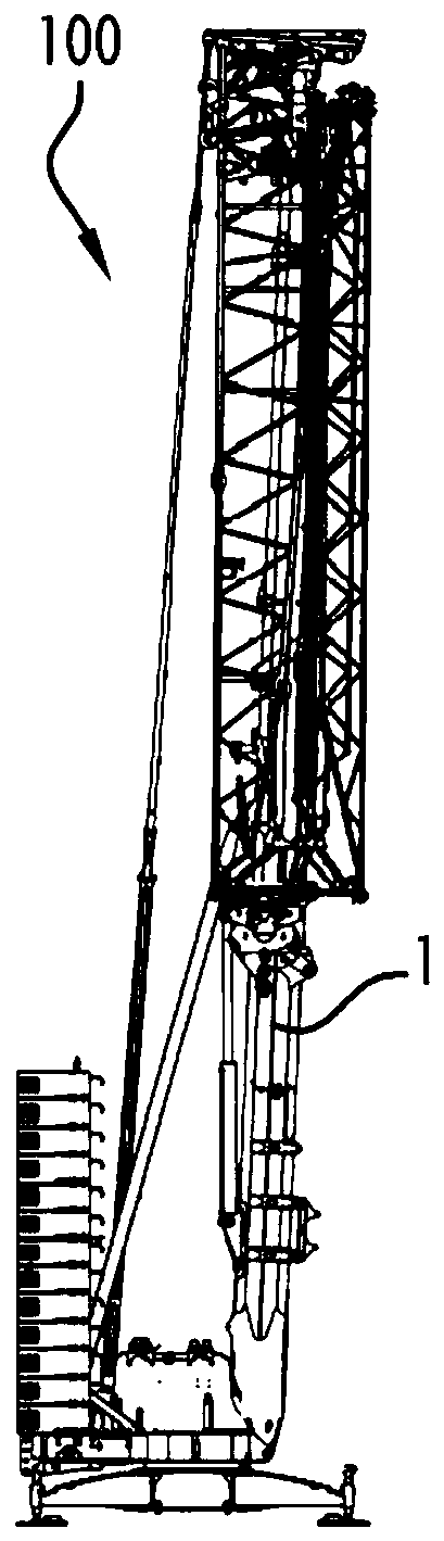 Telescopic mast and self-deploying and collapsing tower crane including the telescopic mast