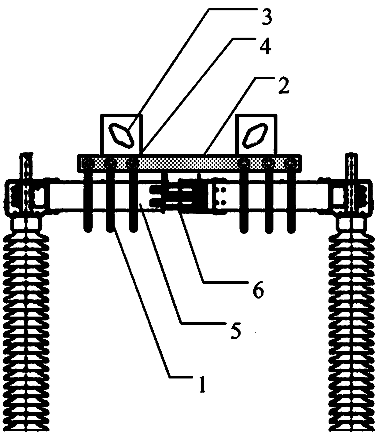 Shunting device for handling heating of gate of horizontal-rotation type high-voltage isolating switch in electrifying mode