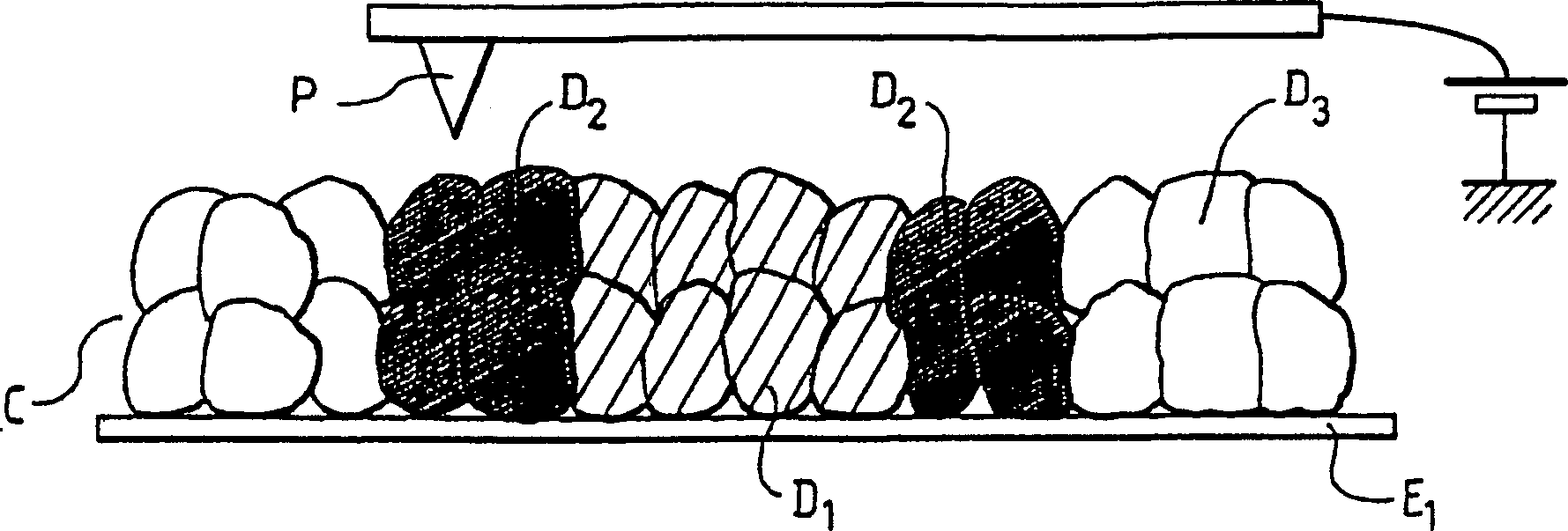 Acoustic wave device comprising alternating polarisation domains