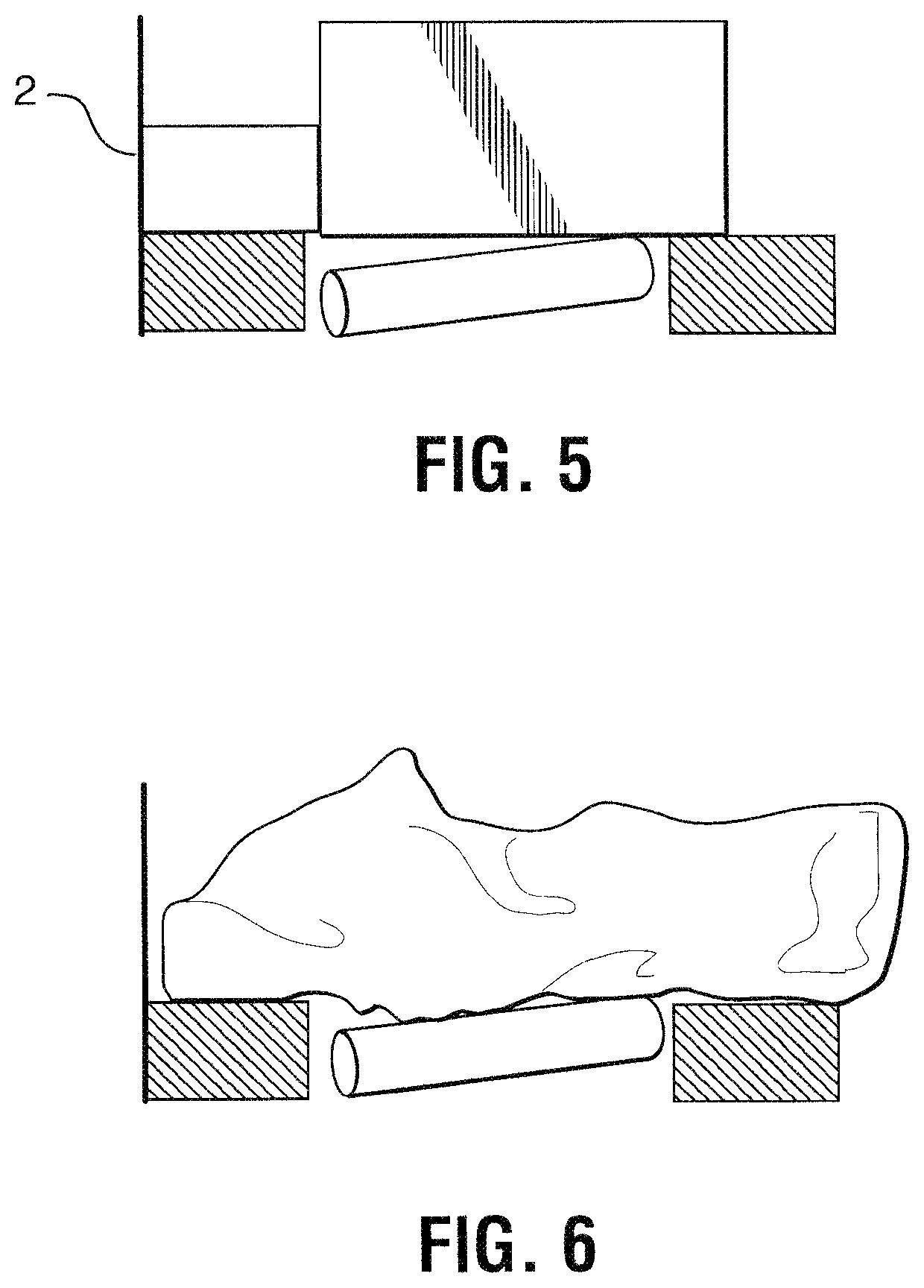 Singulator conveyor assembly for separating parcels