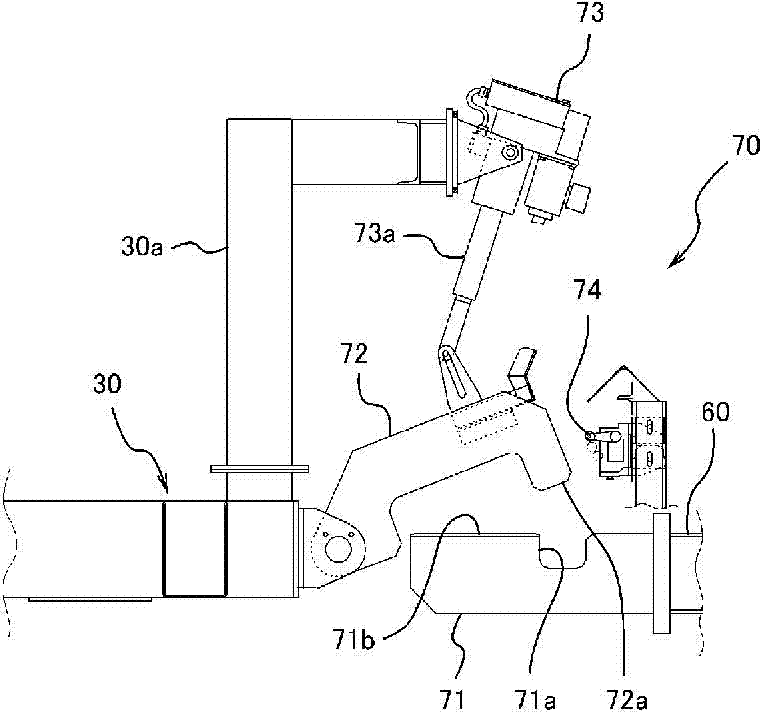 Tail car connecting and separating device and connecting and separating method of stacker-reclaimer