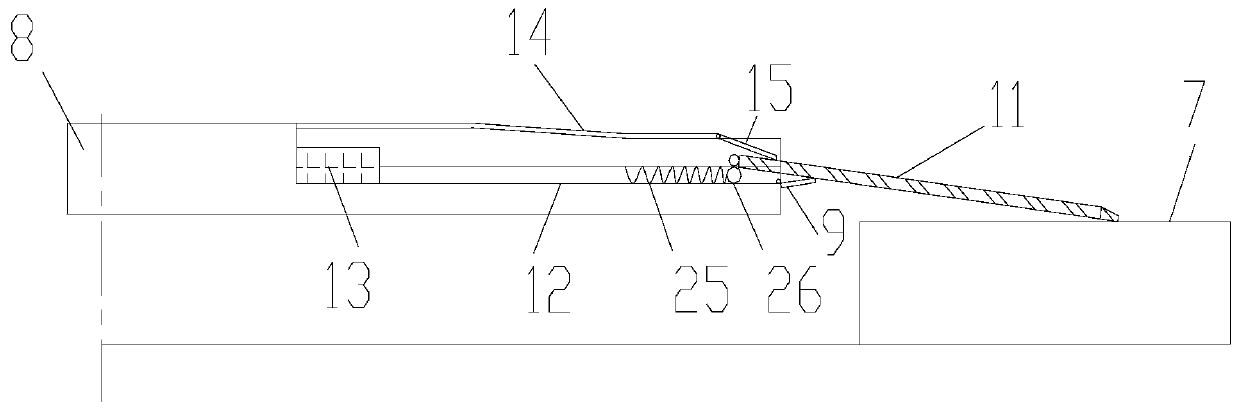 Rail vehicle barrier-free passing system and rail vehicle with same