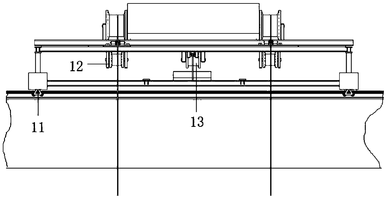 Attached hoisting and transporting device for dismantling concrete supporting beams and using method of attached hoisting and transporting device