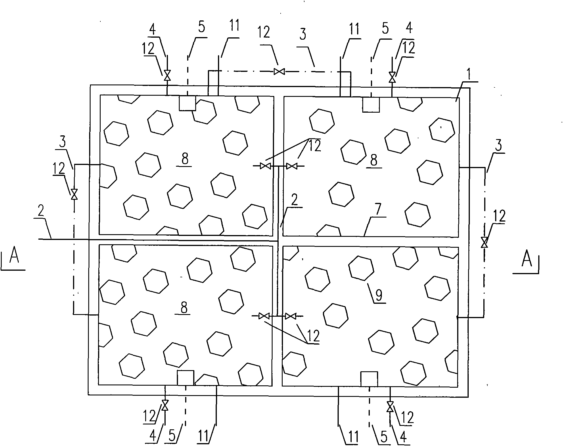 Sewage treatment reactor for alternately operating intermittent flow and continuous flow