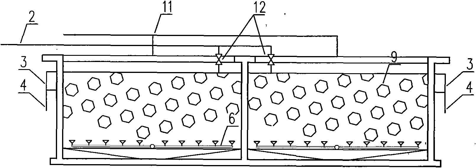 Sewage treatment reactor for alternately operating intermittent flow and continuous flow