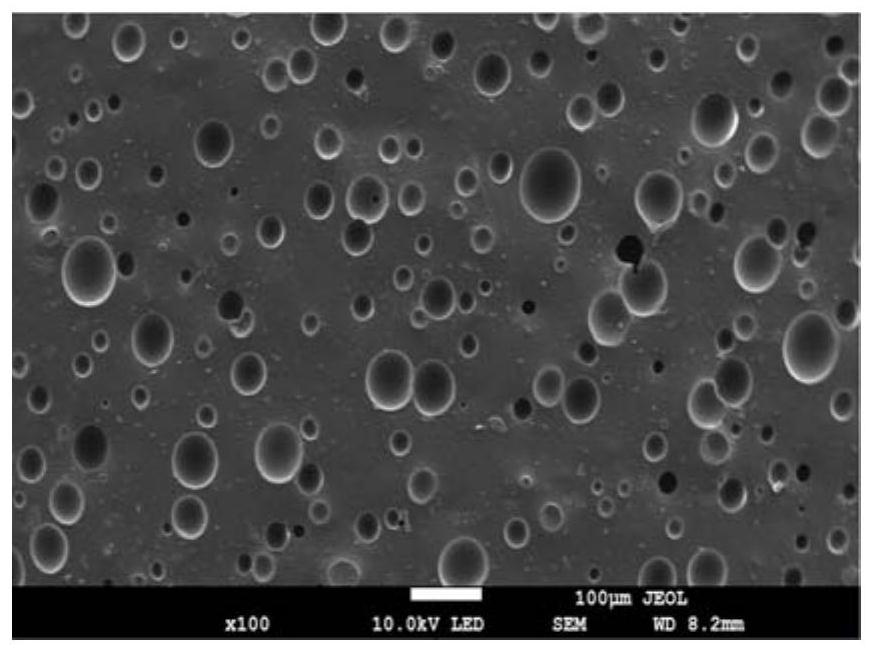 High-strength low-dynamic-static-stiffness-ratio polyurethane microporous elastic backing plate and preparation method thereof