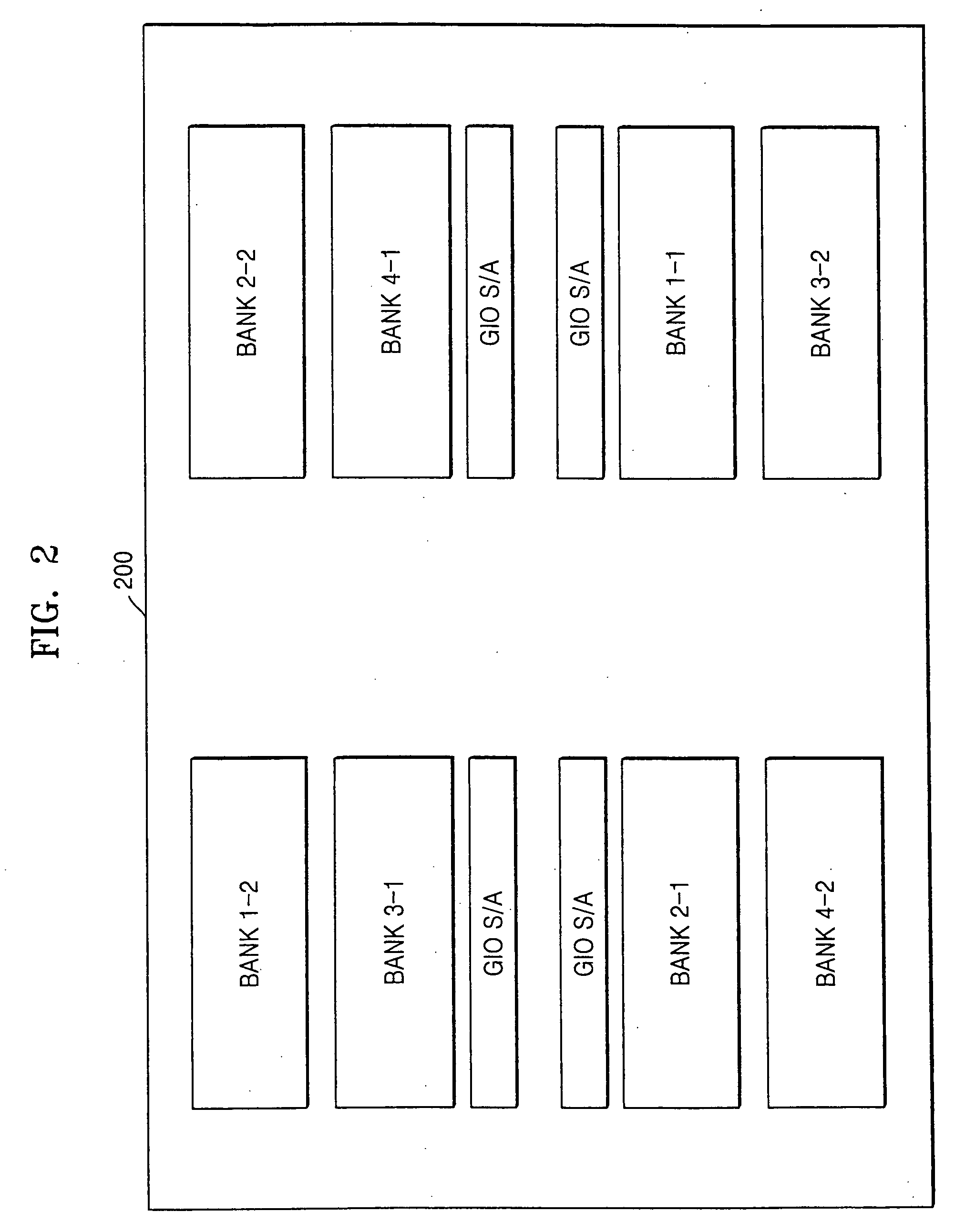 Semiconductor memory device using tapered arrangement of local input and output sense amplifiers