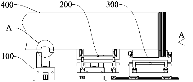 Continuous production device for outer plastic layer of unequal diameter pipe