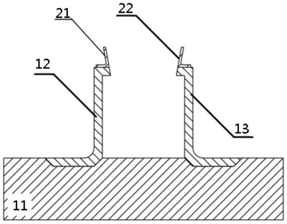 Forming tool and method for preparing rectangular hollow composite tubular member by using forming tool