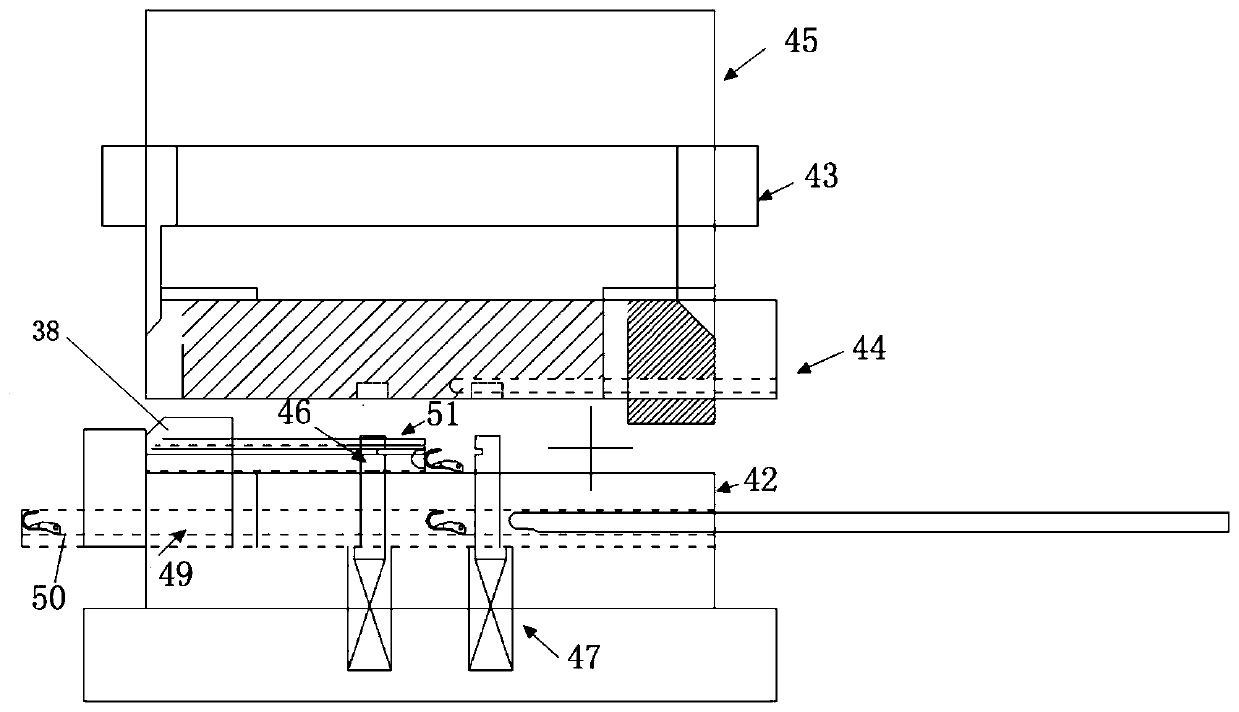 Connecting shackle and manufacturing equipment and manufacturing method thereof