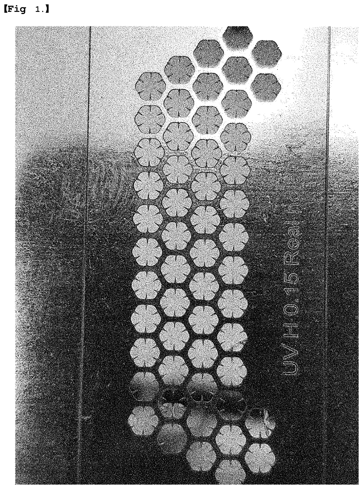 Flexible metal patch having antioxidant activity and brightening effect and method for using same