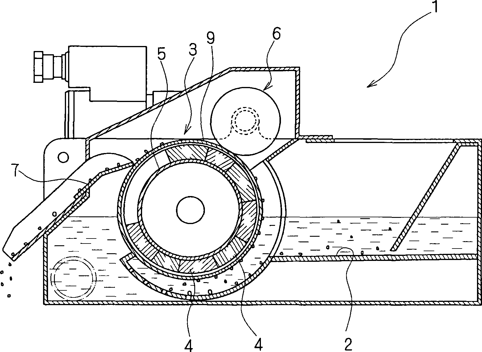 Squeezing roller and rotary drum-type magnetic separator