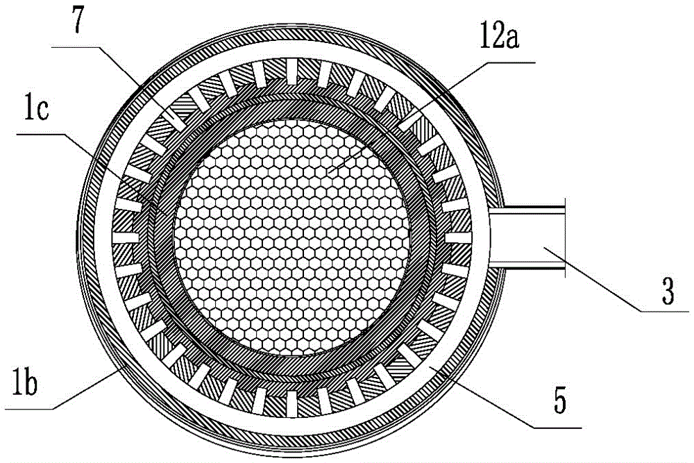 A uniform flow hot blast stove in which premixed air nozzles communicate with each other and the supply air flow flows in a labyrinth