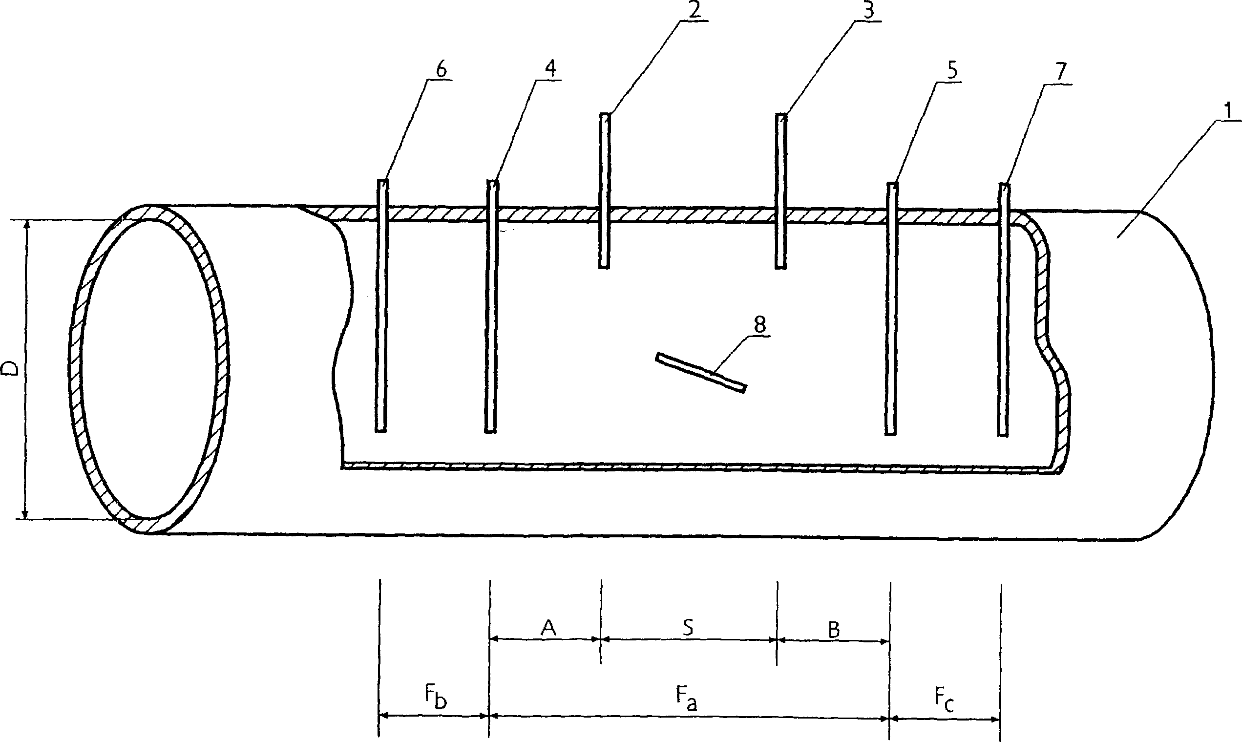 Microwave measuring device for detecting the charge of a two-phase flow