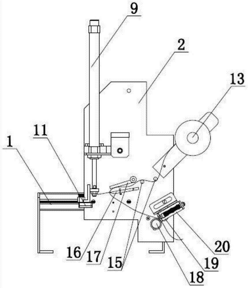 Label adsorption and attachment device and implementation method thereof