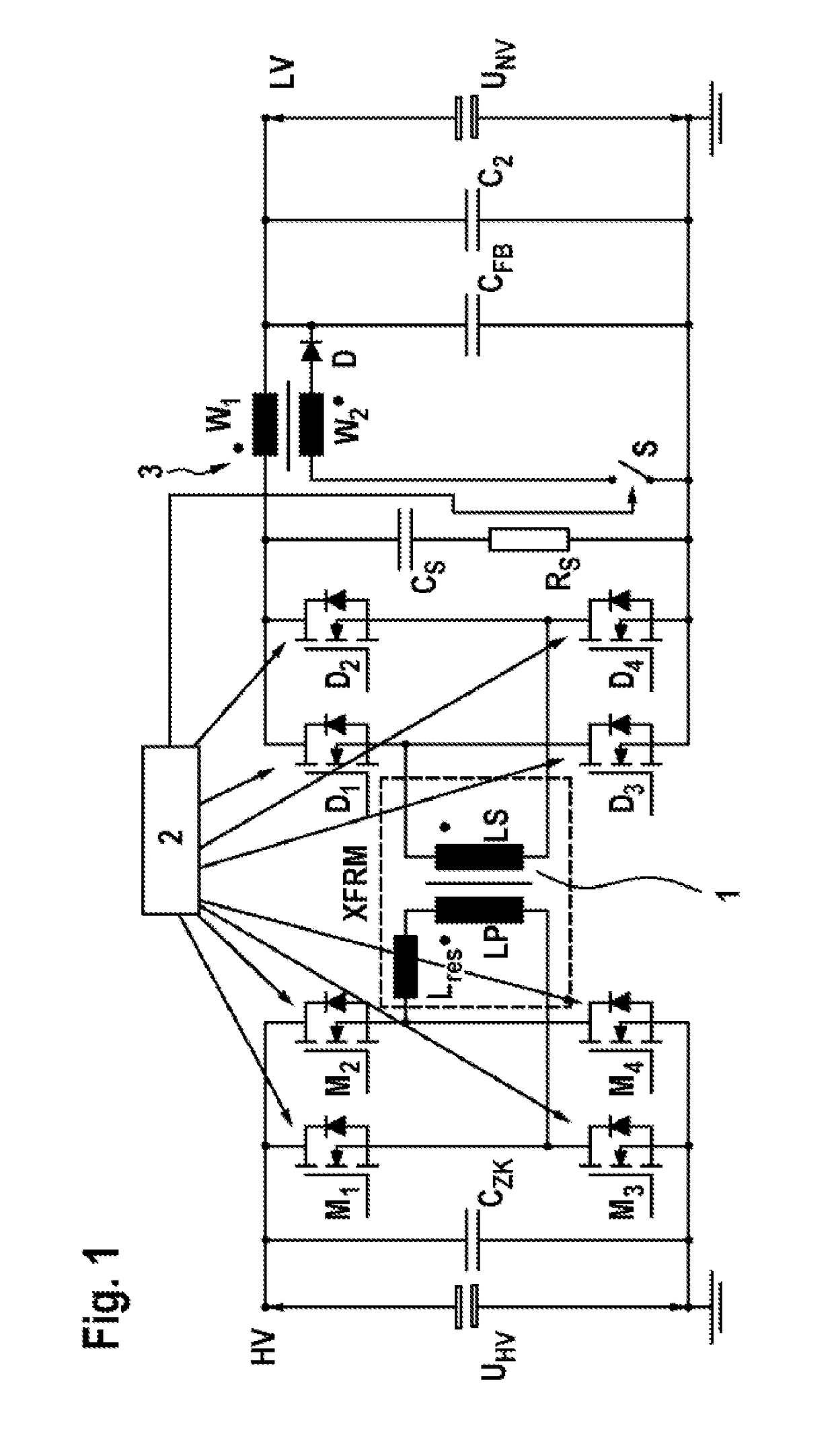 Bidirectional dc/dc converter and method for charging the intermediate circuit capacitor of a dc/dc converter from the low-voltage battery