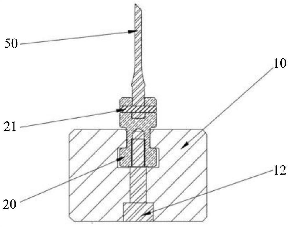 Lossless internally-cutting tool assembly for injection mold