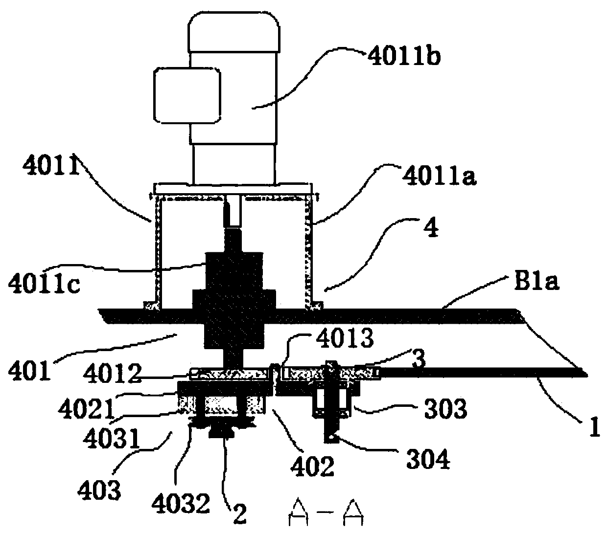 Flexible conveying device combining self-rotation with co-rotation and film coating machine cavity with same