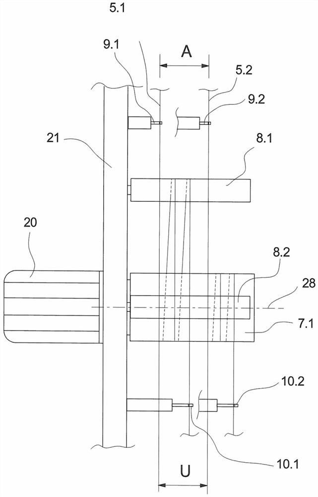 Method and textile machine for guiding a plurality of yarns in a textile machine