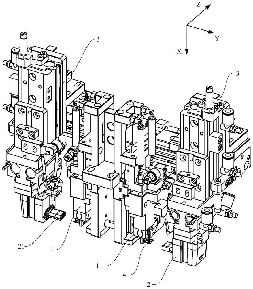 Injection molding insert embedding device and injection molding insert embedding method