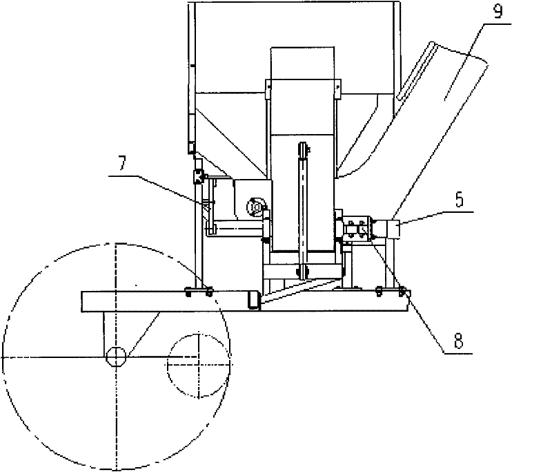 Car-following synchronous side-tipping grain conveying device of corn ears