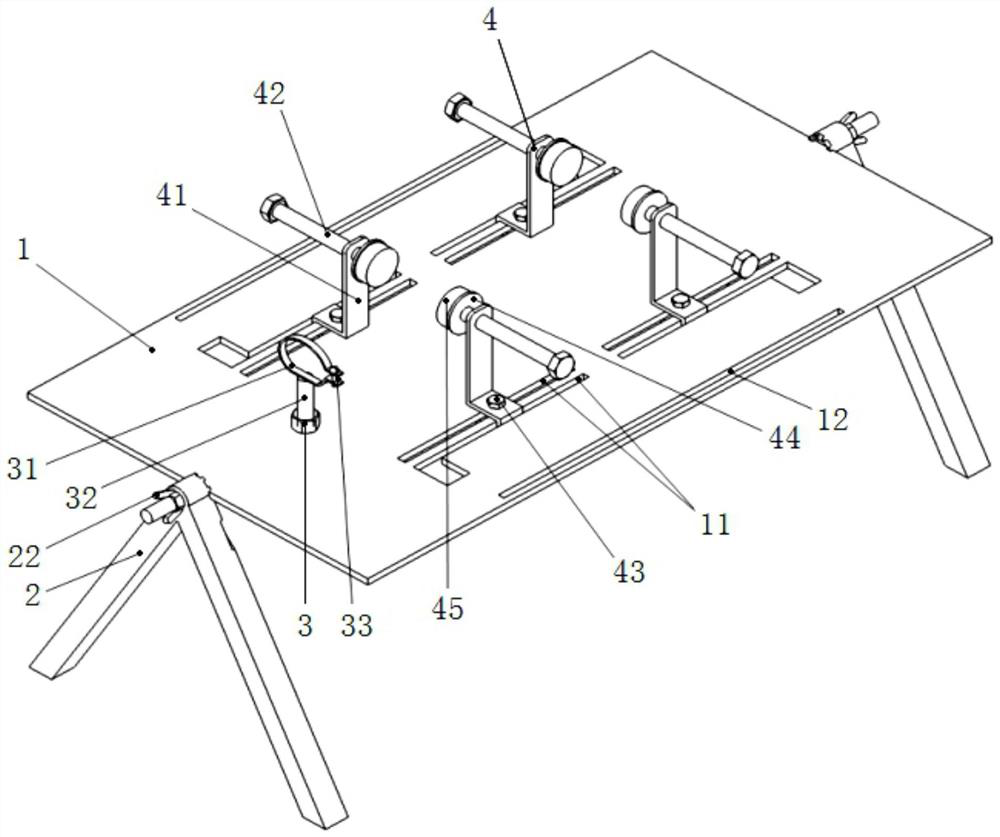 A rotatable multi-angle fixed fish operating table