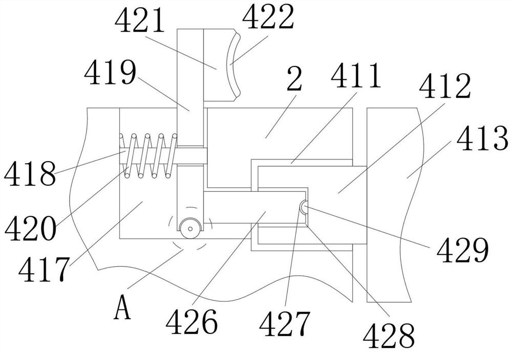 Solar panel with anti-covering structure