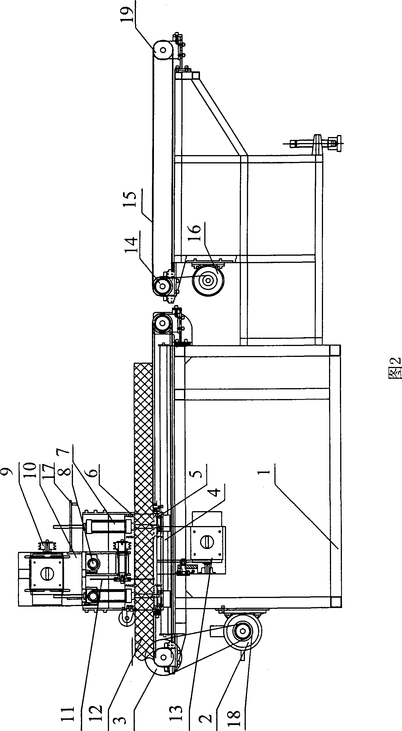 On-line transverse cutting machine for polystyrene plastic extruding cystosepiment